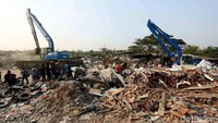 Sekitar 300 bangunan liar diratakan dengan tanah.