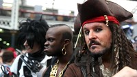 Ini sosok Captain Jack Sparrow yang tampil maksimal dalam acara tersebut. Foto: Danny E. Martindale/Getty Images