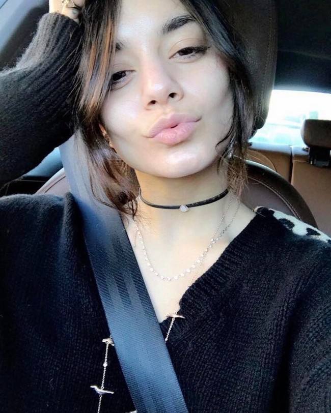 Mobil sering dimanfaatkan selebriti tanpa makeup untuk berfoto. Seperti Selena, Vanessa Hudgens juga terbukti punya wajah cantik dan kulit sehat (Foto: Instagram)