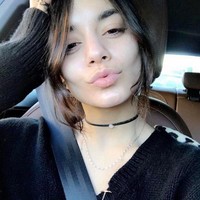 Mobil sering dimanfaatkan selebriti tanpa makeup untuk berfoto. Seperti Selena, Vanessa Hudgens juga terbukti punya wajah cantik dan kulit sehat (Foto: Instagram)