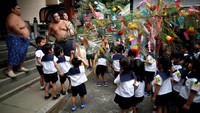 Para pesumo ini juga terlibat dalam Festival Tanabata yang berlangsung Jumat (7/7) silam. Pohon bambu ini dengan kertas warna-warni berisi permohonan tertulis dari para anak-anak  (Issei Kato/Reuters)