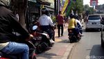 Foto: Meski Dijaga, Pemotor Nekat Terobos Trotoar