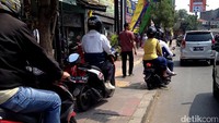 Petugas Dishub di lokasi mengaku membantu petugas kepolisian di bulan tertib trotoar. Namun pihaknya tidak memiliki wewenang untuk menilang pemotor yang melintas di atas trotoar.