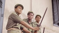 Tiga orang pasukan KNIL dengan senjata laras panjang di Ambon tahun 1948. Istimewa/Marcel Jack.