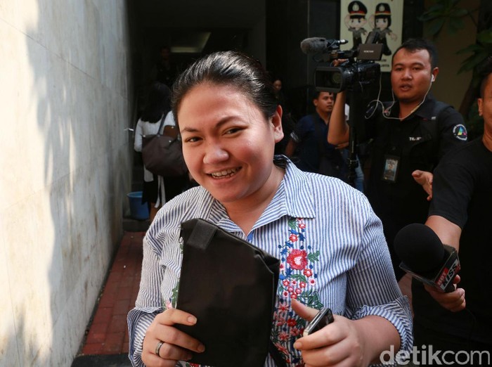 Olivia Nathania, anak dari Nia Daniaty saat kelar dari Polda Metro Jaya.