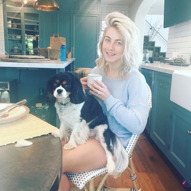 Seleb tanpa makeup lain yang wajahnya tampak sehat adalah aktris sekaligus penari ini. Julianne Hough sepertinya baru bangun tidur karena rambutnya tampak berantakan. (Foto: Instagram)