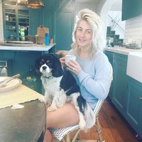 Seleb tanpa makeup lain yang wajahnya tampak sehat adalah aktris sekaligus penari ini. Julianne Hough sepertinya baru bangun tidur karena rambutnya tampak berantakan. (Foto: Instagram)