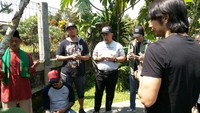 Para cast Warkop DKI Reborn melakukan doa saat melakukan ziarah jelang rilis film Warkop DKI Reborn 2, 31 Agustus mendatang. (Falcon Pictures)