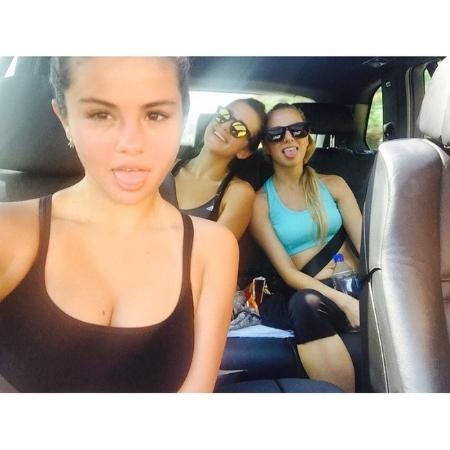 Selebriti tanpa makeup lain yang tetap cantik adalah Selena Gomez. Wajahnya kala itu semakin glowy karena baru selesai olahraga. (Foto: Instagram)