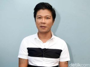 Andhika Kangen Band Pakai Jaket Ojek Online, Ada yang Mau Pesan?