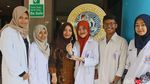 Foto Para Mahasiswa Unair dan Pembuluh Darah Sintetis Hasil Kreasinya