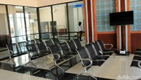 Gedung utama Bandara Letung yang berisi ruang kedatangan dan ruang keberangkatan juga sudah ada, lengkap dengan ruang tunggu dan mesin X-Ray. Randy/detikcom.
