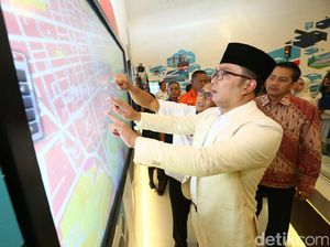 Ridwan Kamil Ajak Anak Muda Bandung Investasi Prangko
