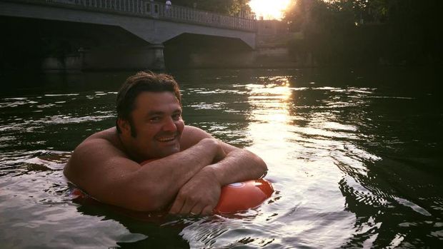Muak dengan Kemacetan, Pria Ini Berenang ke Kantor Tiap Hari