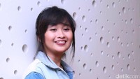 Gritte Agatha tampil manis dengan paduan jaket jeans dengan rambut di cepol. Pool/Ismail/detikFoto.
