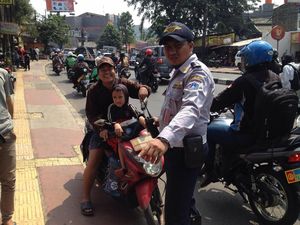 Pemotor Serobot Trotoar Tak Ditilang, Lalu Apa Efek Jeranya?
