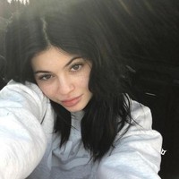 Dikenal suka makeup tebal, selebriti ini juga cantik tanpa makeup. Dalam sebuah selfie, wajah Kylie Jenner tampak berbintik yang membuatnya justru jadi imut. (Foto: Instagram)