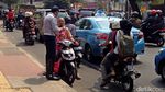 Foto: Meski Dijaga, Pemotor Nekat Terobos Trotoar