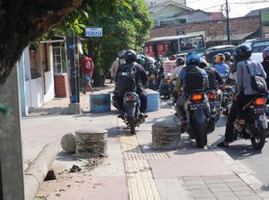 150 Trotoar di Jakarta Dijaga dari Pemotor Bandel