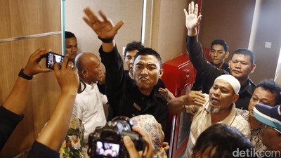 foto: Aksi Damai dan Selawat di Kantor First Travel