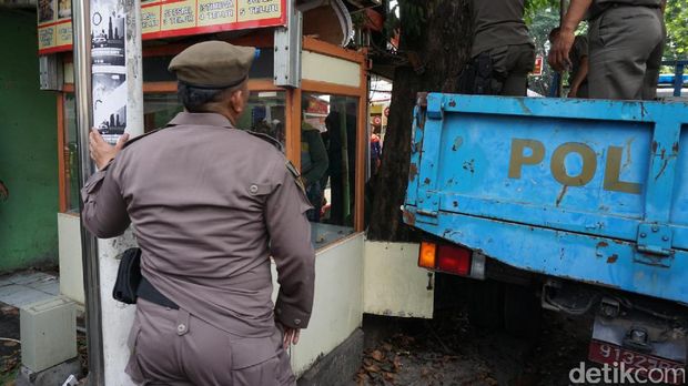 Satpol PP Tertibkan PKL yang Jualan di Trotoar Kembangan