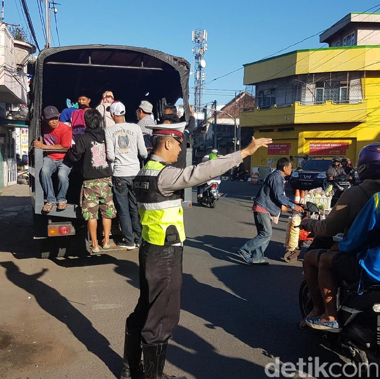 Angkot di Sukabumi Masih Mogok, Penumpang Diangkut 