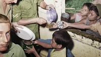 Tentara Belanda memberikan makanan kepada anak-anak pribumi. Istimewa/Marcel Jack.