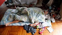 Seusai makan siang, para pesumo akan langsung beristirahat dan tidur siang selama beberapa jam. Selama sesi tidur siang ini, para pesumo akan mengenakan masker oksigen untuk membantu memperlancar pernafasan mereka (Issei Kato/Reuters)
