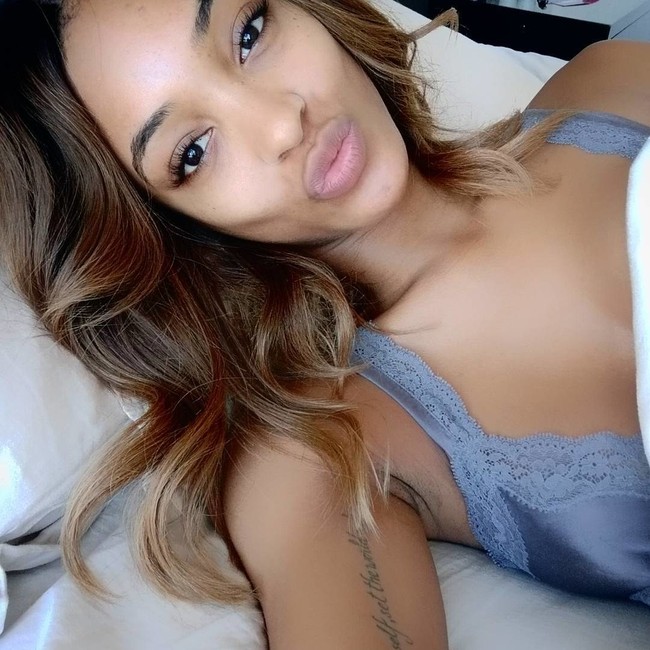 Model lain yang suka foto tanpa makeup di tempat tidur adalah Jourdan Dunn. Foto seleb tanpa makeup berikut menunjukkan wajahnya bercahaya meski baru bangun. (Foto: Instagram)