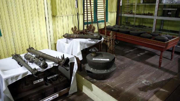 Gong dan benda-benda khas Keraton Surya Negara.