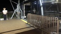 Panorama Sapporo dipayungi langit gelap dan pancaran lampu pada bangunan sukses menggoda perhatian wisatawan yang menyesaki kereta selagi melaju perlahan (Baban/detikTravel)