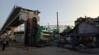 Saat steel boks sudah naik, tiba-tiba landasan crane amblas dan tidak dapat menahan beban. (Foto: Raja Adil Siregar/detikcom)