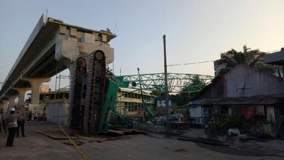 Foto: Crane dan Landasan LRT yang Timpa Rumah di Palembang