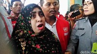 Istri Ismail Hidayah, Bibi Rasenjam turut mengikuti sidang vonis Dimas Kanjeng Taat Pribadi di Pengadilan Negeri (PN) Kraksaan Kabupaten Probolinggo. Mendengar Dimas dijatuhi 18 tahun, Bibi kecewa dan tidak terima putusan hakim. Ismail Hidayah adalah korban pembunuhan berencana yang dilakukan Dimas Kanjeng (Rofiq/detikcom)