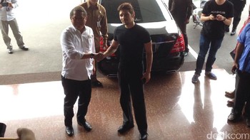 Mereka bersalaman dengan hangat. Foto: detikINET/Agus Tri Haryanto