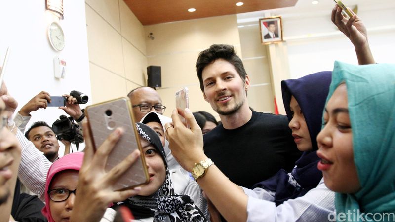 Pendiri Telegram Pavel Durov bertemu Menteri Komunikasi dan Informatika (Kominfo) Rudiantara. Kedatangannya jelas untuk melakukan negosiasi pembukaan blokir Telegram.