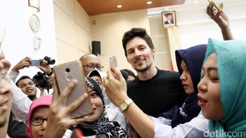 Setelah terusir dari Rusia itulah Durov mengembangkan Telegram yang diklaim layanan messaging teraman. Citra aman itu pula yang membuat Telegram disukai teroris, bahkan diancam pemblokiran di berbagai negara termasuk Indonesia. Benarlah di tahun 2017, Telegram sempat diblokir Kominfo dan Durov datang ke Indonesia untuk menjelaskan duduk permasalahan. Foto: Ari Saputra