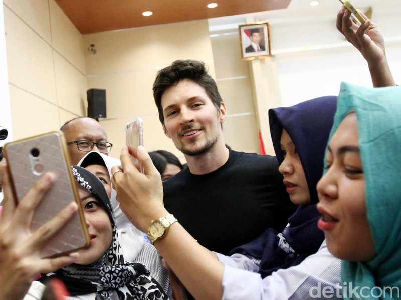 Pendiri Telegram Pavel Durov bertemu Menteri Komunikasi dan Informatika (Kominfo) Rudiantara. Kedatangannya jelas untuk melakukan negosiasi pembukaan blokir Telegram.