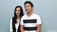 Wanita tersebut bernama Mitha, teman kecil vokalis berusia 31 tahun itu. Pool/Palevi S/detikFoto.