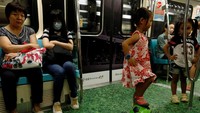 Hingga Lapangan sepakbola hadir di dalam gerbong. REUTERS/Tyrone Siu.
