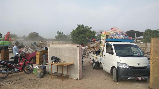 Warga juga menyewa mobil untuk membawa barang-barang mereka ke lokasi baru. Foto: Akhmad Mustaqim/ detikcom