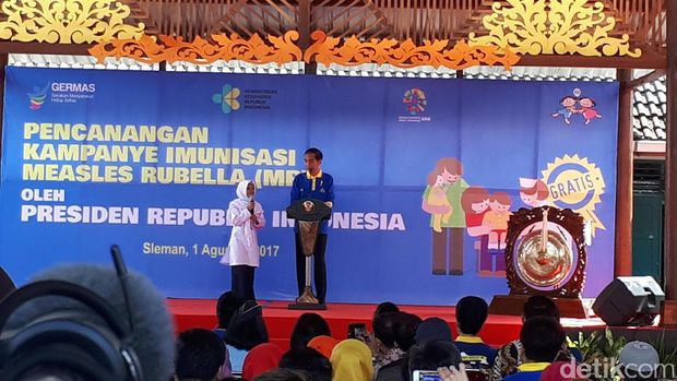 Jokowi berbincang dengan siswa MTsN 10 Sleman, Naraya