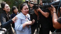 Ia pun enggan memberikan keterangan terkait kasus penipuan Rp 61 juta yang dilaporkan itu. Pool/Palevi S/detikFoto.