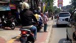 Foto: Meski Dijaga, Pemotor Nekat Terobos Trotoar