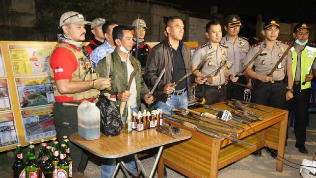 Sisir Taman BMW, Polisi Amankan Sajam dan Bom Molotov