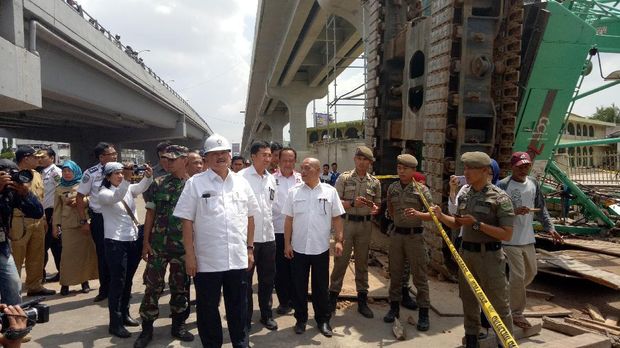 Alex Noerdin meninjau lokasi jatuhnya crane dan landasan LRT
