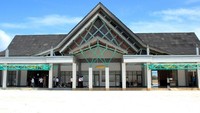 Bandara Letung berada Pulau Jemaja, Kabupaten Kepulauan Anambas, Provinsi Kepulauan Riau. Kepulauan Anambas berada di kawasan Laut China Selatan yang berbatasan dengan negara tetangga seperti Singapura, Thailand, Malaysia. Randy/detikcom.