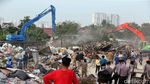 Bangunan Liar di Taman BMW Diratakan