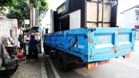Lapak dan gerobak diangkut dan dibawa ke kantor Satpol PP.