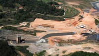 Walau disekitarnya banyak pohon, terlihat hanya tersisa sedikit lumpur di pusat waduk Jaguari. Selebihnya kering!  (Nacho Doce/ Reuters)
